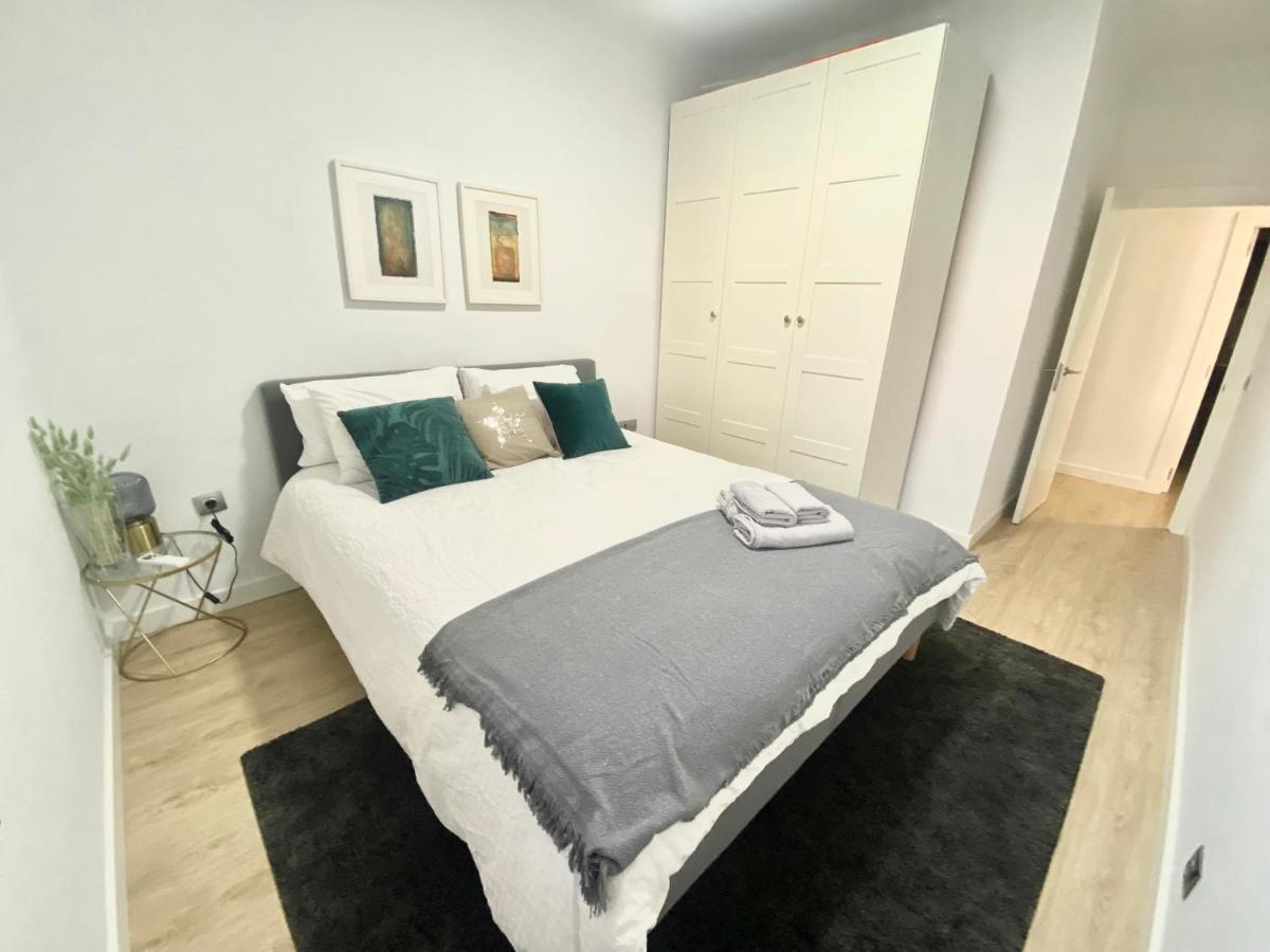 Barcelona Chic Apartments- Free Parking - 10 Min From Bcn City Centre By Metro Exterior foto