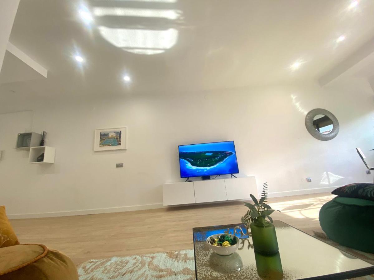 Barcelona Chic Apartments- Free Parking - 10 Min From Bcn City Centre By Metro Exterior foto